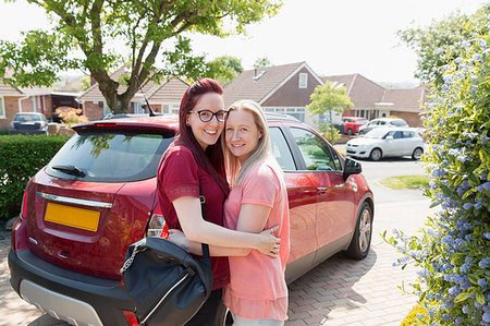 simsearch:6113-09199766,k - Portrait affectionate lesbian couple hugging in driveway Fotografie stock - Premium Royalty-Free, Codice: 6113-09191901
