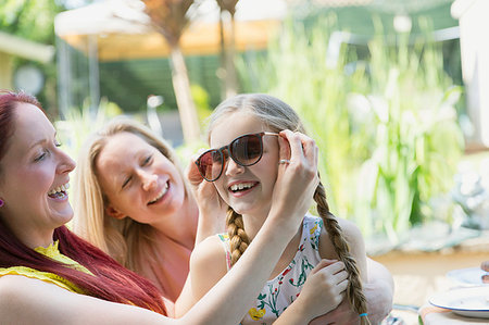 simsearch:6113-07731667,k - Lesbian couple and daughter playing with sunglasses on patio Photographie de stock - Premium Libres de Droits, Code: 6113-09191904
