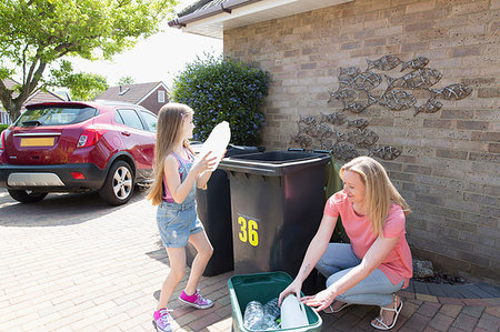 simsearch:632-06404381,k - Mother and daughter recycling plastic outside house Stockbilder - Premium RF Lizenzfrei, Bildnummer: 6113-09191905