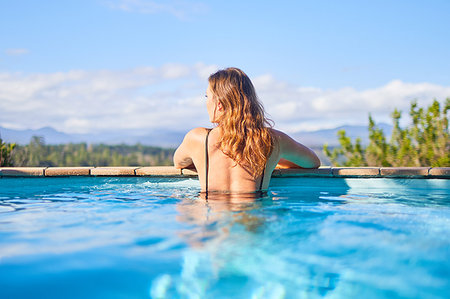 swimming pool leaning on edge - Serene woman in sunny swimming pool Stock Photo - Premium Royalty-Free, Code: 6113-09192078
