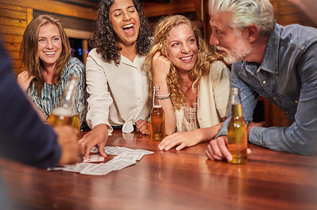 Friends playing card game at cabin table Foto de stock - Sin royalties Premium, Código: 6113-09192088