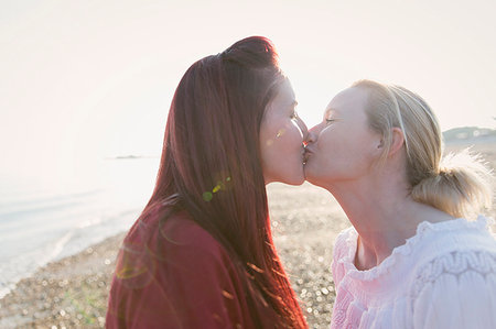 simsearch:6113-09199766,k - Affectionate lesbian couple kissing on sunny beach Fotografie stock - Premium Royalty-Free, Codice: 6113-09199740
