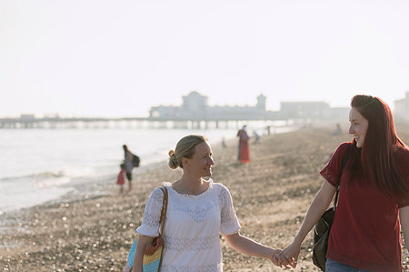 simsearch:6113-07731667,k - Affectionate lesbian couple holding hands on sunny beach Photographie de stock - Premium Libres de Droits, Code: 6113-09199739
