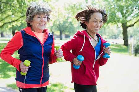 simsearch:6113-07146825,k - Active senior women friends jogging with hand weights in park Photographie de stock - Premium Libres de Droits, Code: 6113-09199861