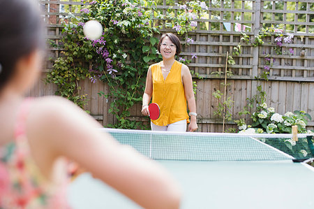 simsearch:6113-09199873,k - Mother and daughter playing table tennis in sunny backyard Photographie de stock - Premium Libres de Droits, Code: 6113-09199883