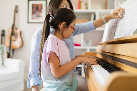 simsearch:6113-09199972,k - Mother and daughter playing piano Foto de stock - Royalty Free Premium, Número: 6113-09199969