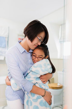 simsearch:6113-09199972,k - Affectionate mother and daughter hugging in bathroom Foto de stock - Royalty Free Premium, Número: 6113-09199971