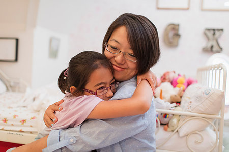 simsearch:6113-09199972,k - Affectionate mother and daughter hugging in bedroom Foto de stock - Royalty Free Premium, Número: 6113-09199980