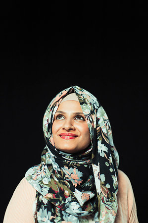 simsearch:6113-09200061,k - Portrait confident, ambitious woman in floral hijab looking up Foto de stock - Sin royalties Premium, Código: 6113-09199994