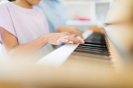 simsearch:6113-09199972,k - Mother and daughter playing piano Foto de stock - Royalty Free Premium, Número: 6113-09199909