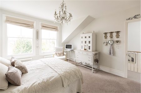 simsearch:6113-07589580,k - White, luxury home showcase interior bedroom with chandelier Foto de stock - Sin royalties Premium, Código: 6113-09111877