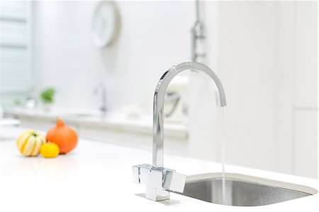 simsearch:6113-09111884,k - Modern stainless steel kitchen faucet and sink Foto de stock - Sin royalties Premium, Código: 6113-09111886