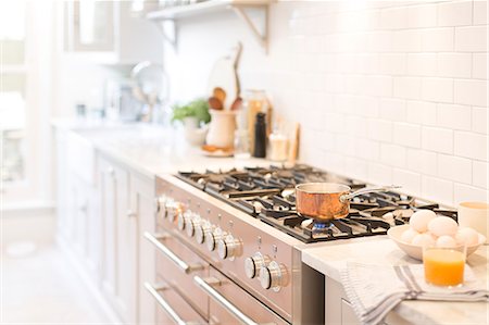 egg and nobody - Copper pot on kitchen stove Stock Photo - Premium Royalty-Free, Code: 6113-09111966