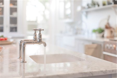 Water running from faucet in kitchen sink Foto de stock - Sin royalties Premium, Código: 6113-09111968