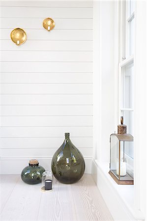 décoration intérieure - Vases and lanterns on porch Photographie de stock - Premium Libres de Droits, Code: 6113-09111990