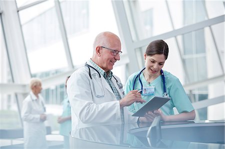 Doctor and nurse with digital tablet talking in hospital Photographie de stock - Premium Libres de Droits, Code: 6113-09111937