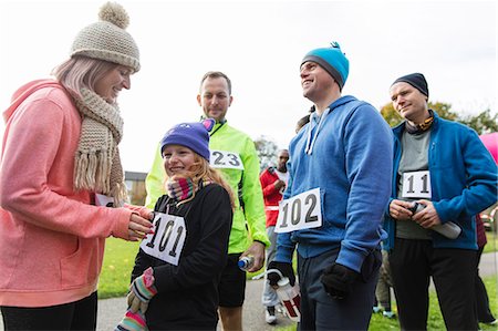 simsearch:640-08089401,k - Mother pinning marathon bib on daughter at charity run Photographie de stock - Premium Libres de Droits, Code: 6113-09131272