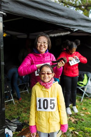 simsearch:6113-07241983,k - Portrait smiling, confident mother and daughter runners at charity run tent Stockbilder - Premium RF Lizenzfrei, Bildnummer: 6113-09131276