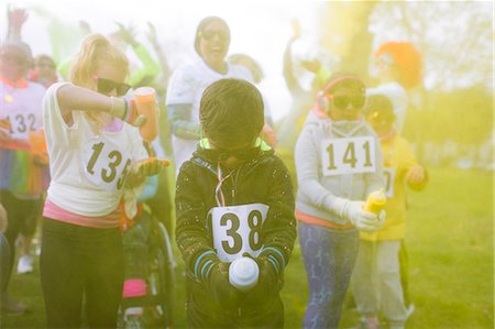 simsearch:6113-09131191,k - Runners playing with holi powder at charity run in park Stockbilder - Premium RF Lizenzfrei, Bildnummer: 6113-09131281