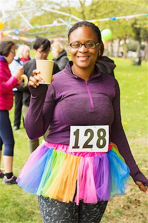 simsearch:6113-07961627,k - Portrait smiling female runner in tutu drinking water at charity run in park Photographie de stock - Premium Libres de Droits, Code: 6113-09131345
