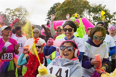 simsearch:6113-09131378,k - Portrait playful runners with holi powder at charity run in park Fotografie stock - Premium Royalty-Free, Codice: 6113-09131373