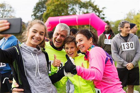 simsearch:6124-09167285,k - Enthusiastic family runners taking selfie at charity race Stockbilder - Premium RF Lizenzfrei, Bildnummer: 6113-09131333