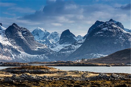 ramberg - Snow on sunny, craggy mountains, Ramberg, Lofoten, Norway Fotografie stock - Premium Royalty-Free, Codice: 6113-09131453