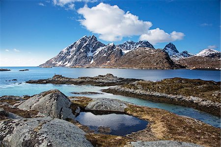 simsearch:649-08632458,k - Craggy mountains below blue winter sky above fjord, Sund, Flakstadoya, Lofoten, Norway Photographie de stock - Premium Libres de Droits, Code: 6113-09131450