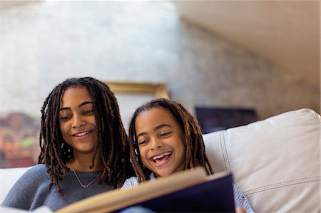 simsearch:632-08227559,k - Smiling sisters reading book Stock Photo - Premium Royalty-Free, Code: 6113-09131553