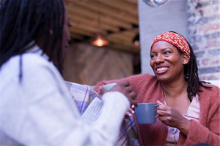 simsearch:632-01156001,k - Smiling women friends talking and drinking coffee Foto de stock - Sin royalties Premium, Código: 6113-09131585