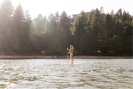 paddling water - Woman paddleboarding on sunny, tranquil lake Foto de stock - Sin royalties Premium, Código: 6113-09131699