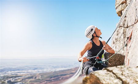 sport extrême - Female rock climber holding rope, looking up Photographie de stock - Premium Libres de Droits, Code: 6113-09131736