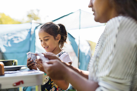 simsearch:6113-09239931,k - Mother and daughter playing card game at campsite Foto de stock - Sin royalties Premium, Código: 6113-09240025