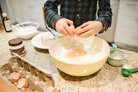 simsearch:6113-09059257,k - Boy baking, cracking egg into bowl in kitchen Photographie de stock - Premium Libres de Droits, Code: 6113-09240152