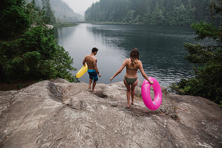 simsearch:6113-09240126,k - Young couple with inflatable rings at remote lakeside, Squamish, British Columbia, Canada Fotografie stock - Premium Royalty-Free, Codice: 6113-09240134