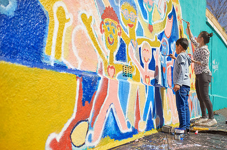 simsearch:6113-09240262,k - Mother and son volunteers painting vibrant mural on sunny wall Foto de stock - Royalty Free Premium, Número: 6113-09240283