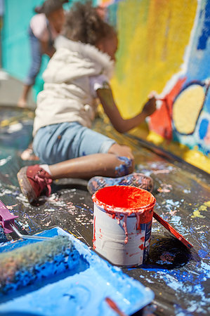 Girl painting mural behind paint can Foto de stock - Sin royalties Premium, Código: 6113-09240220