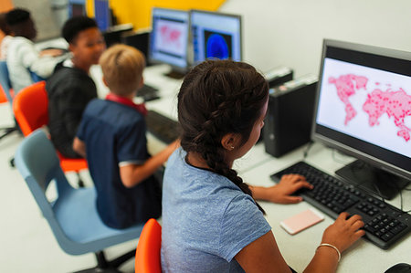 simsearch:614-06719765,k - Junior high students using computers in computer lab Photographie de stock - Premium Libres de Droits, Code: 6113-09240353