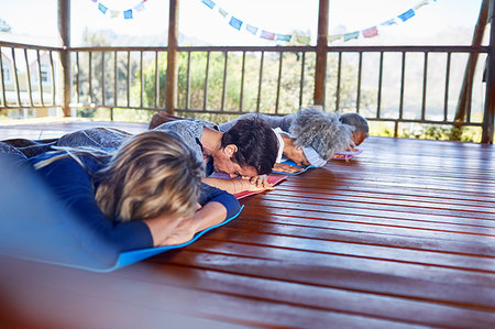 simsearch:6113-07906210,k - Serene people meditating in hut during yoga retreat Foto de stock - Sin royalties Premium, Código: 6113-09240571