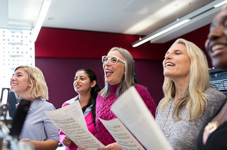 Womens choir with sheet music singing in music recording studio Foto de stock - Sin royalties Premium, Código: 6113-09240857