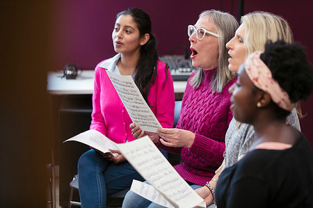 Womens choir with sheet music singing in music recording studio Foto de stock - Sin royalties Premium, Código: 6113-09240861