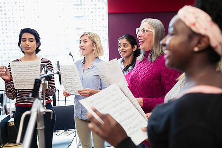 Womens choir with sheet music singing in music recording studio Foto de stock - Sin royalties Premium, Código: 6113-09240866