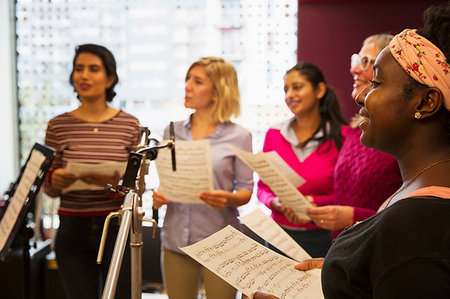 Womens choir with sheet music singing in music recording studio Foto de stock - Sin royalties Premium, Código: 6113-09240884