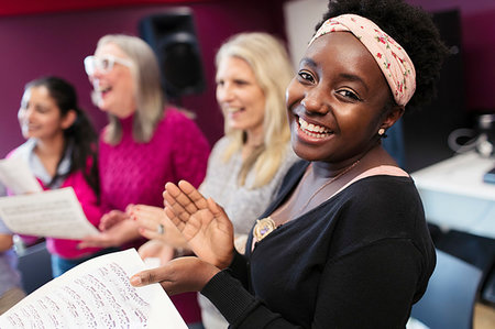 Happy woman singing in choir in music recording studio Foto de stock - Sin royalties Premium, Código: 6113-09240890