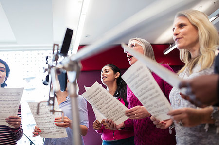 Womens choir with sheet music singing in music recording studio Foto de stock - Sin royalties Premium, Código: 6113-09240892