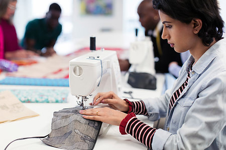 simsearch:6113-09240914,k - Focused female fashion designer using sewing machine Photographie de stock - Premium Libres de Droits, Code: 6113-09240899