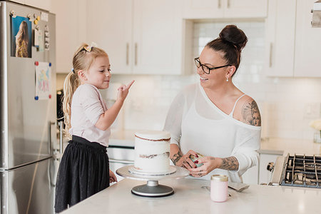 simsearch:6113-08928024,k - Mother and daughter decorating cake in kitchen Stock Photo - Premium Royalty-Free, Code: 6113-09240809