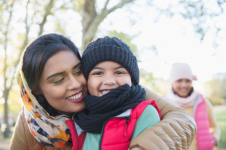 simsearch:400-04038226,k - Portrait happy Muslim mother in hijab hugging son in autumn park Foto de stock - Sin royalties Premium, Código: 6113-09240965