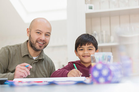 simsearch:6113-09241137,k - Portrait happy father and son coloring at table Photographie de stock - Premium Libres de Droits, Code: 6113-09241055