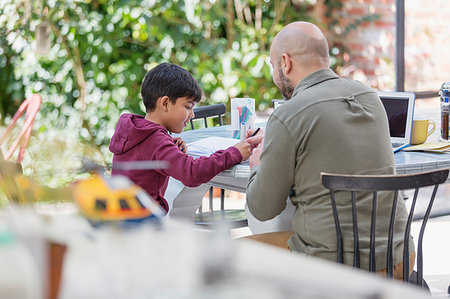 simsearch:6113-07242973,k - Father and son coloring at table Photographie de stock - Premium Libres de Droits, Code: 6113-09241067